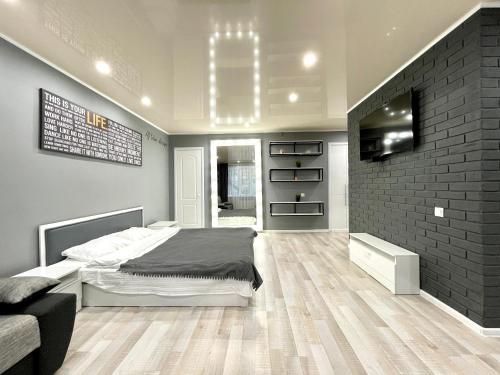 Una cama o camas en una habitación de Квартира-студия в центре с белым постельным, идеально чиcтая, с большим зеркалом