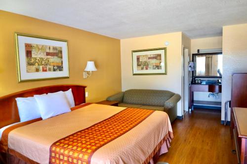 Postel nebo postele na pokoji v ubytování Regency Inn & Suites