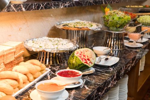 un buffet con varios platos de comida en un mostrador en Sao Viet Nha Trang Hotel, en Nha Trang