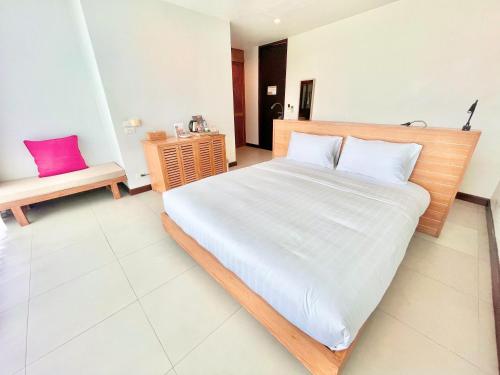 Ένα ή περισσότερα κρεβάτια σε δωμάτιο στο Zensala Riverpark Resort-SHA Extra Plus