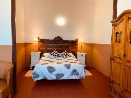 1 dormitorio con 1 cama grande y 2 mesitas de noche en Masia La Bomba en Masnou
