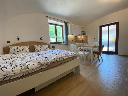 um quarto com uma cama grande e uma sala de jantar em Růžičkův dvůr em Hranice