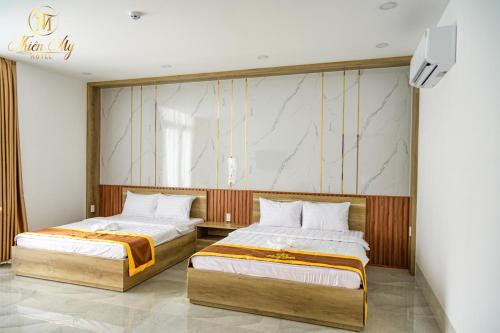 Tempat tidur dalam kamar di Khách Sạn Thiên Mỹ