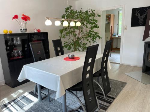 een eetkamer met een witte tafel en zwarte stoelen bij Abendrot in Bad Ischl