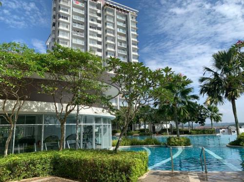 um hotel com piscina em frente a um edifício em Dwiputra Presint 15 at Putrajaya em Putrajaya