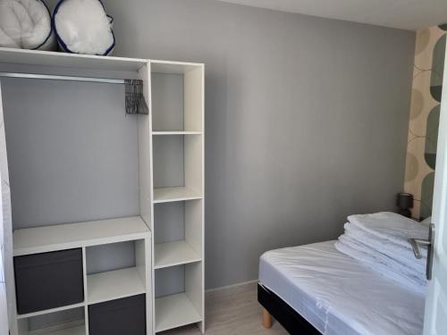 Un pat sau paturi într-o cameră la Appartement 1-4 personnes, Résidence "Le Belouga"