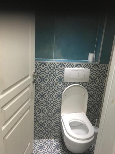 a bathroom with a toilet in a small room at Apartments Villa Effie in Paralia Katerinis