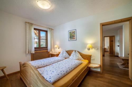 um quarto com uma cama e uma janela em Hof am Schloss Apartment Edelweiss em Montechiaro