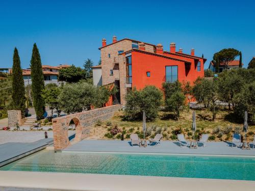 una casa con piscina frente a un edificio en Borgo 69 Villas & Suites en Foiano della Chiana