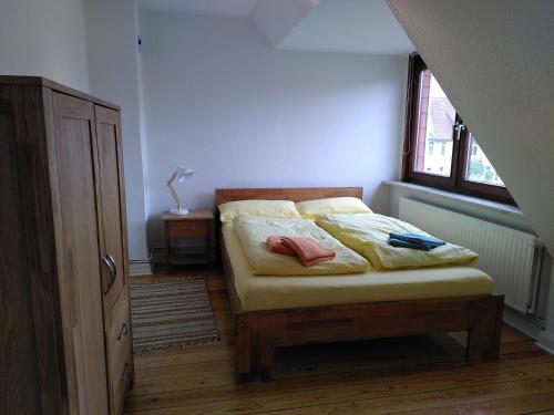Bett in einem Zimmer mit einem Fenster und einem Bett sidx sidx sidx sidx in der Unterkunft Doris` Hus in Travemünde