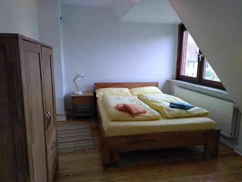 a bed in a room with a window and a bed sidx sidx sidx at Doris` Hus in Travemünde