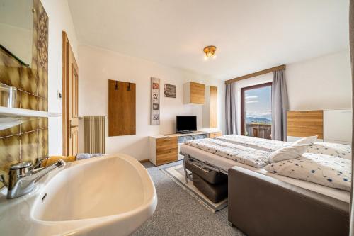 Katil atau katil-katil dalam bilik di Rotsteinhof Ferienwohnung Abendrot