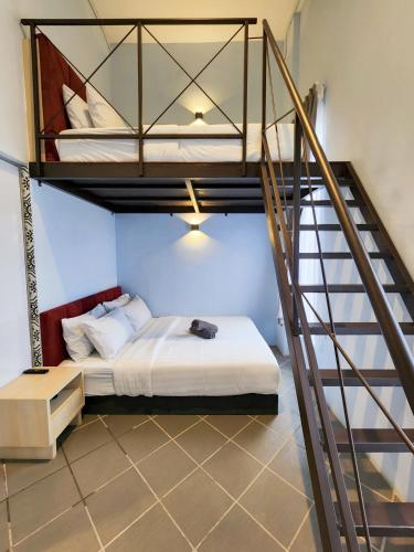 - une chambre avec des lits superposés et un escalier dans l'établissement Mac Hotel by Sky Hive, à George Town