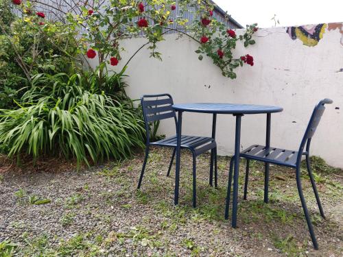 2 chaises, une table, une table et des chaises dans l'établissement Maison calme "entre terre et mer" - proche gare - stationnement - jardin, à Saint-Brieuc