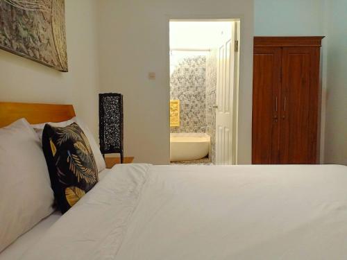 Una cama o camas en una habitación de Bayconur Villa