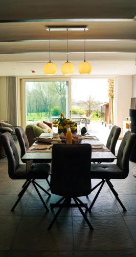 a dining room with a table and chairs at Le Paradis d'Henri in Hannut