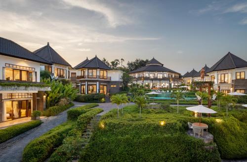 - une vue sur l'extérieur d'une villa avec un complexe dans l'établissement Swan Paradise A Pramana Experience, à Gianyar