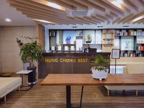 a lobby with a table and a book store at Chungchoho Best Hotel in Sokcho