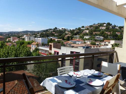 Appartement Le Lavandou, 2 pièces, 4 personnes - FR-1-308-79にあるレストランまたは飲食店