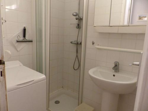 ein Bad mit einer Dusche und einem Waschbecken in der Unterkunft Appartement Le Lavandou, 2 pièces, 4 personnes - FR-1-308-61 in Le Lavandou