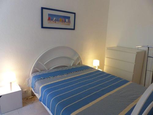 - une chambre dotée d'un lit avec des draps bleus et blancs dans l'établissement Appartement 1er étage, 