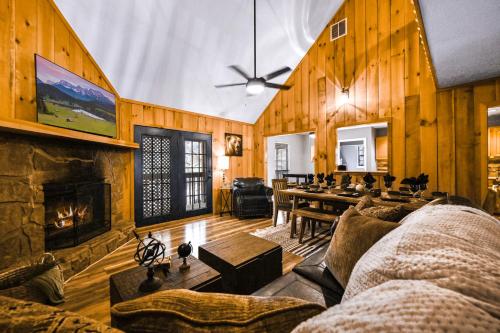 Pet-Friendly Smoky Mountain Cabin with Hot Tub, Privacy & Amazing Views photo 6