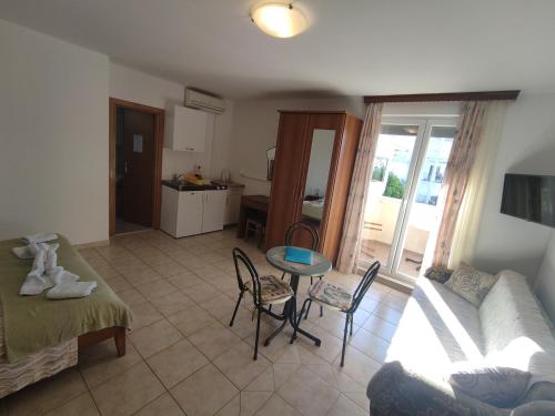 Ruang duduk di Apartmani Putnik