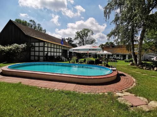 Swimmingpoolen hos eller tæt på Landhotel Sonnenhof im Wendland