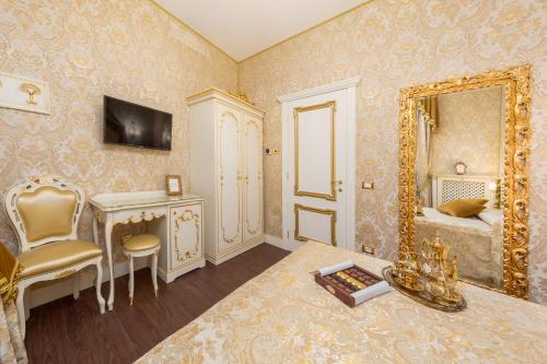 1 dormitorio con cama y espejo en La Veneziana Boutique Rooms 2 en Venecia