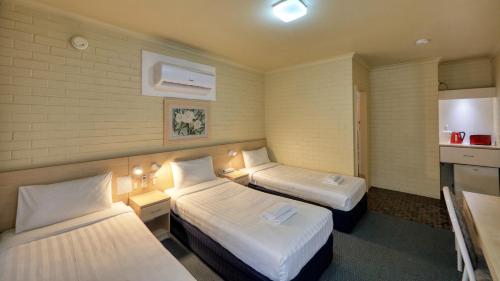 Postel nebo postele na pokoji v ubytování Junee Motor Inn