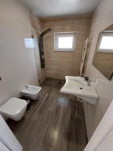 a bathroom with two sinks and a toilet at Olhar Sobre o Alva - Turismo Rural e Sabores in São Sebastião da Feira