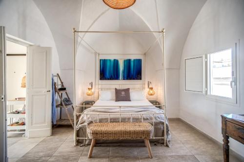 una camera con letto a baldacchino e tende blu di Il Nido - Le Case di Valentina a Gallipoli