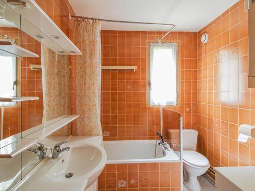 une salle de bain avec une baignoire, des toilettes et un lavabo dans l'établissement Studio à Cauterets: 4 pers, parking, proche télécabine et centre - FR-1-401-48, à Cauterets