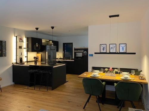 a kitchen with a table and chairs in a room at Mittendrin Ortenau -keine Monteurwohnung- in Kehl am Rhein