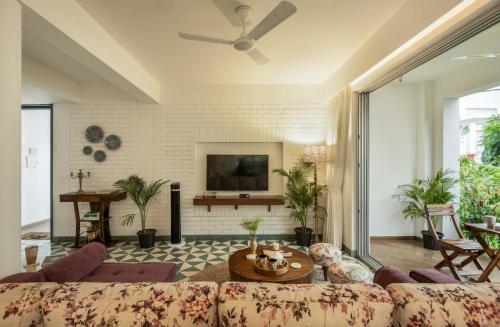 El Tesoro 2BHK Elegant Apartments in Siolim with Pool- 10 mins Drive to Assagaoにあるテレビまたはエンターテインメントセンター