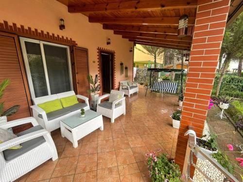 Seafront Villa with a Stunning Gardenにあるバルコニーまたはテラス