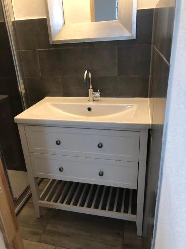 OupiaにあるMarie Jean Chambre d'hôtes & Gîteの鏡付きの浴室の白い洗面台