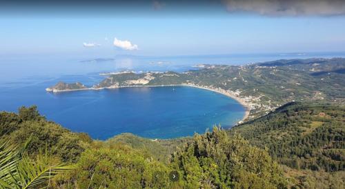 vista para uma praia no oceano em Villa Lucia em Agios Georgios Pagon