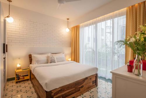 El Tesoro 2BHK Elegant Apartments in Siolim with Pool- 10 mins Drive to Assagaoにあるベッド