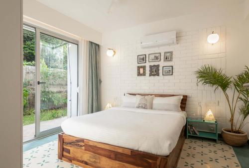 El Tesoro 2BHK Elegant Apartments in Siolim with Pool- 10 mins Drive to Assagaoにあるベッド