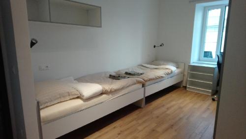 un piccolo letto in una stanza con una finestra di Bajta na obzidju a Maribor