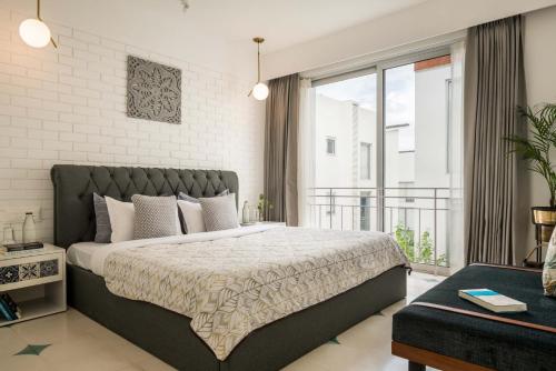 El Tesoro 2BHK Elegant Apartments in Siolim with Pool- 10 mins Drive to Assagaoにあるベッド