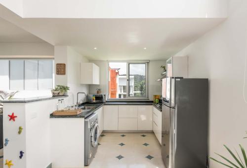 El Tesoro 2BHK Elegant Apartments in Siolim with Pool- 10 mins Drive to Assagaoにあるキッチンまたは簡易キッチン
