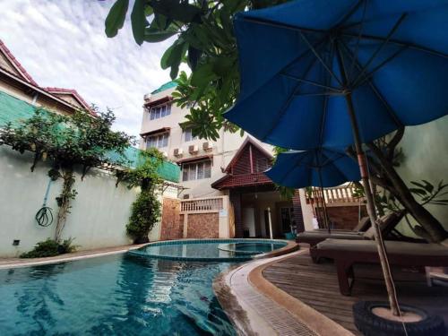 בריכת השחייה שנמצאת ב-Siem Reap Riverside Hotel או באזור