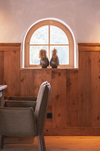 a room with a window and two chairs and a table at Mountain Residence Bergrichter in Sankt Anton am Arlberg
