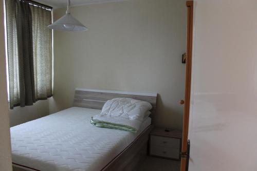 バラトンサールソーにあるFamily Vendégházの窓付きの客室の小さなベッド1台分です。