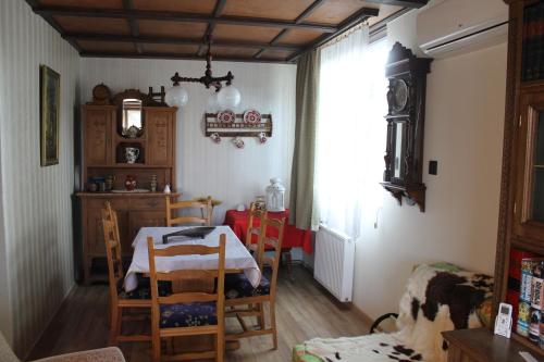 - une salle à manger avec une table, une table et des chaises dans l'établissement Family Vendégház, à Balatonszárszó