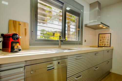 a kitchen with a sink and a window at La Casa del Mar in Chiclana de la Frontera