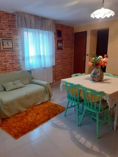 een woonkamer met een tafel en een bank bij Affittacamere GERANI in Capizzi