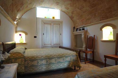 1 dormitorio con 2 camas y ventana en Case Vacanza Le Arcate, en Morciano di Leuca
